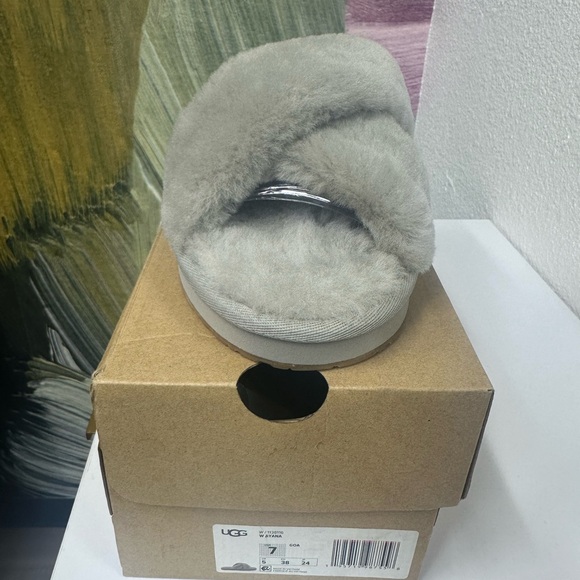 Woman’s UGG slippers - Picture 3 of 3